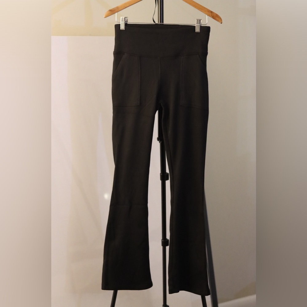 NWOT Black High Rise Flared Yoga Pants Size M